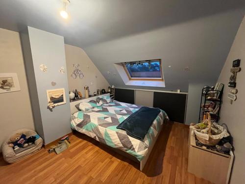 LanguidicにあるMaison de vacances 15 mn de la mer avec piscine hors solのベッドルーム1室(ベッド1台、掛け布団付)