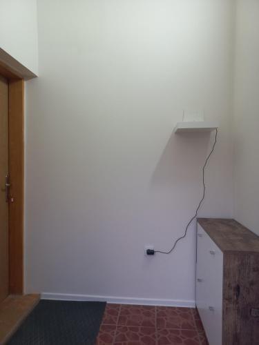 an empty room with a white wall and a desk at Сјајни лешник in Zrenjanin