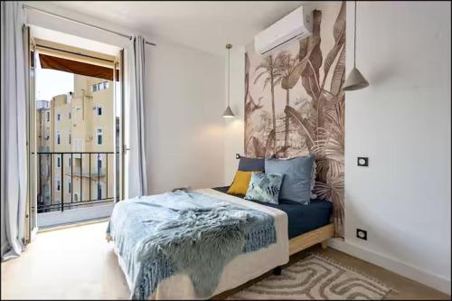 une chambre avec un lit et une grande fenêtre dans l'établissement Suite ana, à Nice