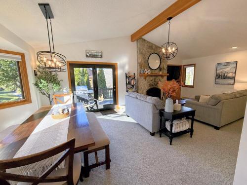 Ruang duduk di FC18 Slopeside in Bretton Woods - Fireplace, Jetted Tub, Mountain Views, Pool-gym passes!