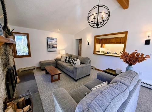 Ruang duduk di FC18 Slopeside in Bretton Woods - Fireplace, Jetted Tub, Mountain Views, Pool-gym passes!