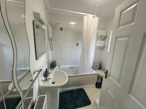 Koupelna v ubytování Double room near Queen Elizabeth hospital and University