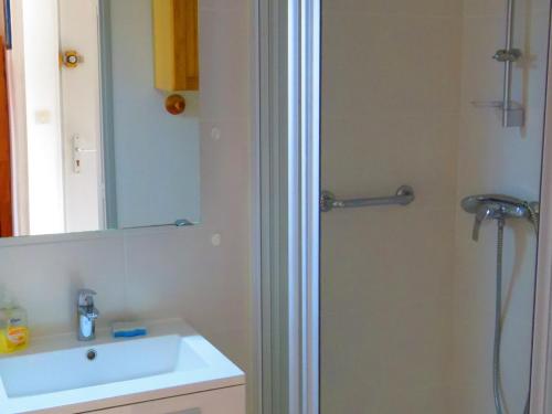 une salle de bain avec une douche, un lavabo et un miroir dans l'établissement Charmant T2 à Sète avec Loggia et Parking - FR-1-472-123, à Sète