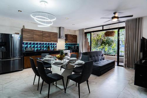 Zona d'estar a Two-Condos House in Great location with Rooftop and Pool and BBQ