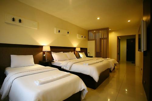 Ліжко або ліжка в номері Baguio Holiday Villas