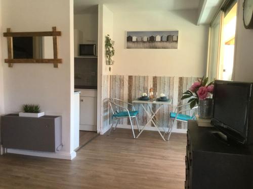 un salon avec une table et une salle à manger dans l'établissement Echappèe belle en bord de mer, à Cagnes-sur-Mer