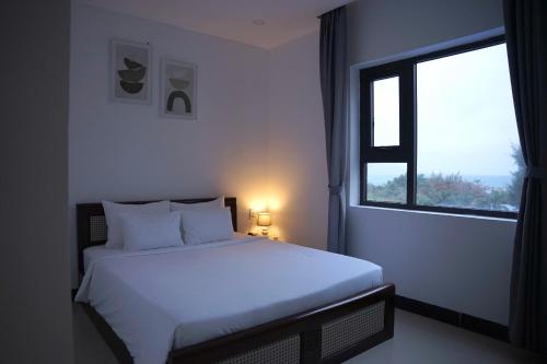 Una cama o camas en una habitación de Horizon Côn Đảo Hotel