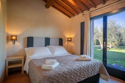 a bedroom with a bed with two towels on it at Tenuta San Jacopo - Agriturismo in Cavriglia