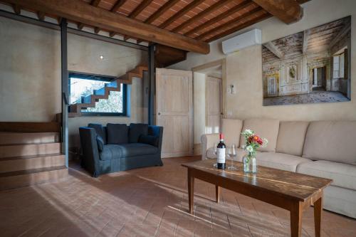 a living room with a couch and a table at Tenuta San Jacopo - Agriturismo in Cavriglia