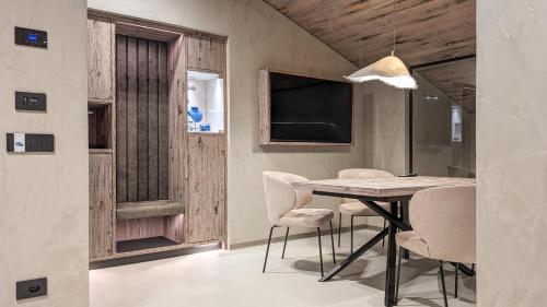 TV a/nebo společenská místnost v ubytování Mohe Boutique Hotel