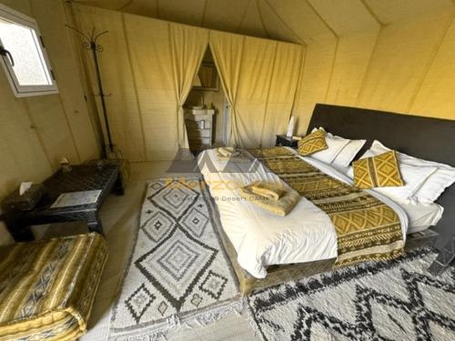 Ένα ή περισσότερα κρεβάτια σε δωμάτιο στο Merzouga Chic Luxury Camps