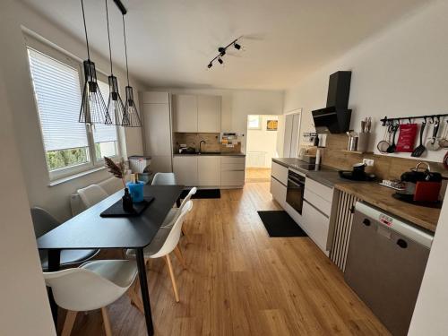 Villa in Vienna in perfect Situaton near VIC and Donau Park with Pool and private Garden sleeps 4 with 2 bedrooms, kitchen and livingroom and bath and private parking