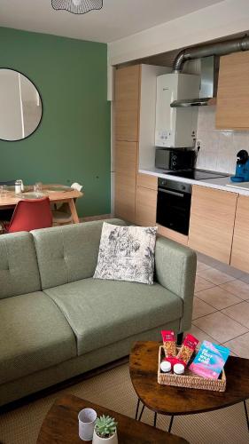 un salon avec un canapé et une table dans l'établissement Le Casanova, à Toulouse