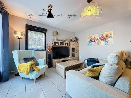 un salon avec un canapé et une télévision dans l'établissement Spacieux T4 avec Terrasses - Pau, à Lons
