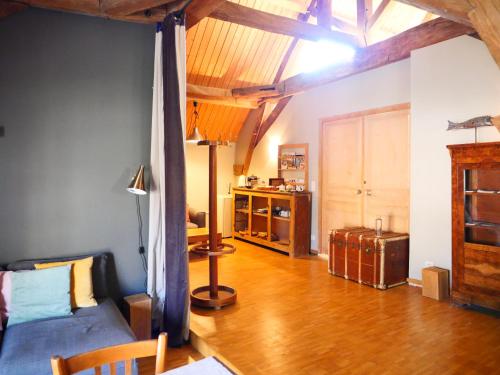 un salon avec un canapé bleu et un parquet dans l'établissement Le Clos de Miribel, à Givry