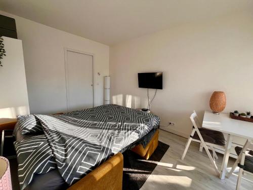 une chambre avec un lit, une table et un bureau dans l'établissement HanaHome 2 adultes parking privé business & tourisme, à Le Chesnay