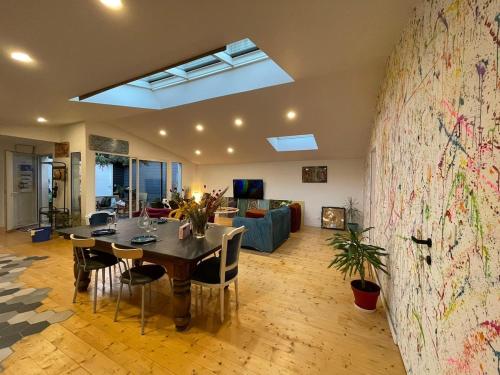 Photo de la galerie de l'établissement Maison street art, jacuzzi sur terrasse et billard, à Reims