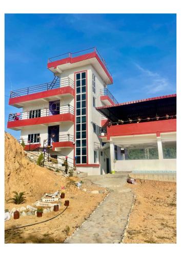 un edificio en la cima de una colina en frente en Red Tiger Resort, en Heṭauḍā