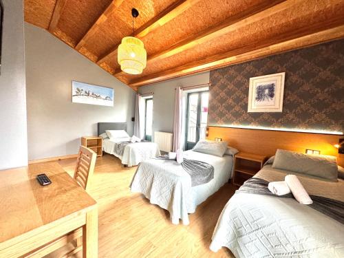 Una cama o camas en una habitación de Complexo Xacobeo