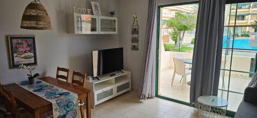 TV a/nebo společenská místnost v ubytování Los Cancajos Apartamento Acijoa
