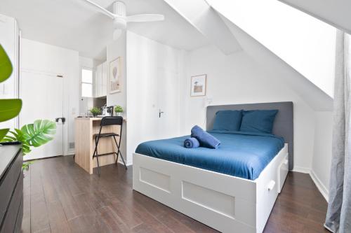 Ένα ή περισσότερα κρεβάτια σε δωμάτιο στο Superb Studio Appartement Quartier Les Marais Free Netflix