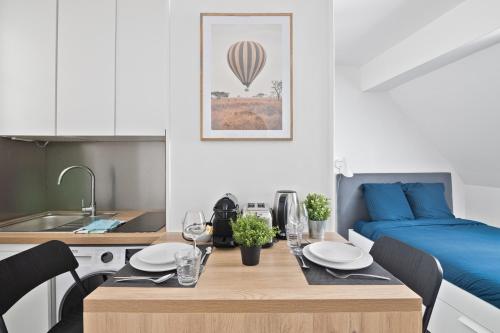 une chambre avec une table et une cuisine avec un lit dans l'établissement Superb Studio Appartement Quartier Les Marais Free Netflix, à Paris