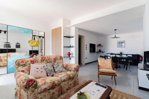 Kuchyň nebo kuchyňský kout v ubytování Intera casa ad uso esclusivo con 3 camere 2 bagni giardino wifi parcheggio lavatrice microonde barbecue macchina caffè