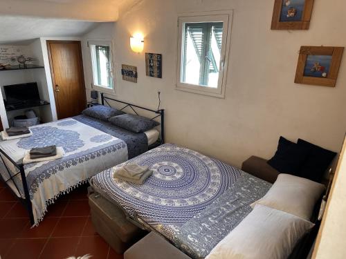 La Casa di Dory في جينوا: غرفة نوم بها سريرين وأريكة