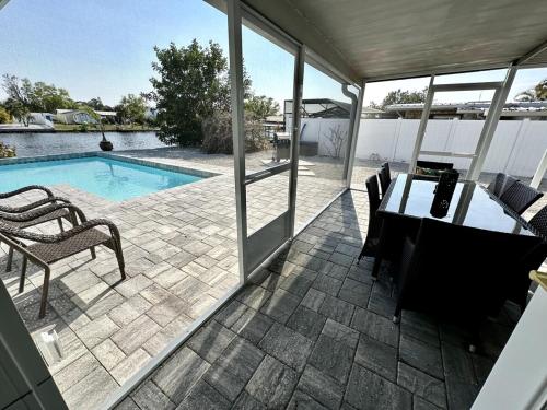 Бассейн в Blue Heron House, Private 4 BR Waterfront w Heated Pool and Fire Pit или поблизости