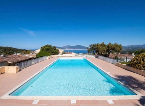 une piscine avec vue sur l'eau dans l'établissement Appartement T2 vue mer, à Porticcio