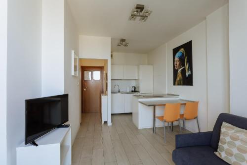 a living room with a couch and a kitchen at Yourbanflat Eremitani in Padova