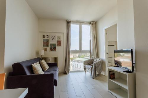 a living room with a couch and a tv at Yourbanflat Eremitani in Padova