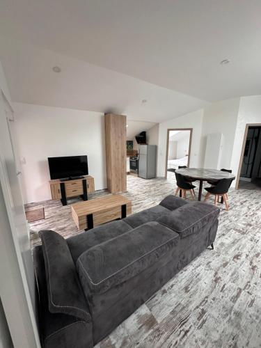 ein Wohnzimmer mit Sofa und Tisch in der Unterkunft Ô Ptit Bouleau in Buhl-Lorraine