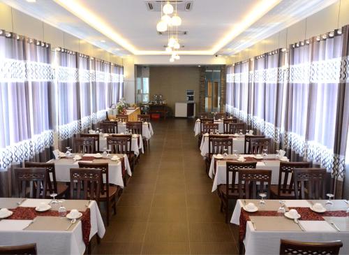 A restaurant or other place to eat at Kaung Myint Hotel