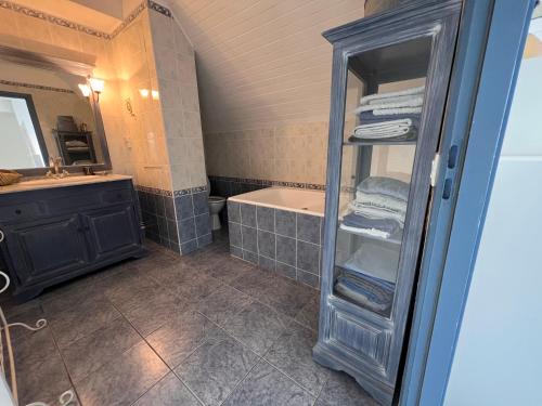 une salle de bain avec une douche, une baignoire et un lavabo dans l'établissement Duplex en plein centre, 3min plage, à Deauville