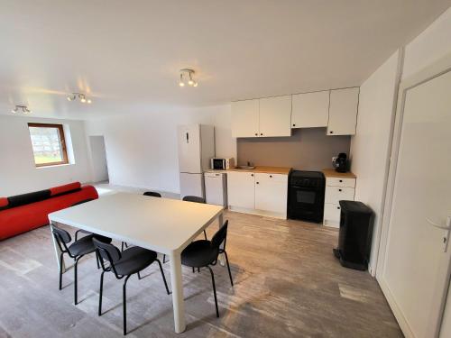 une cuisine et une salle à manger avec une table et des chaises dans l'établissement Oisans Peak House, au Bourg-dʼOisans
