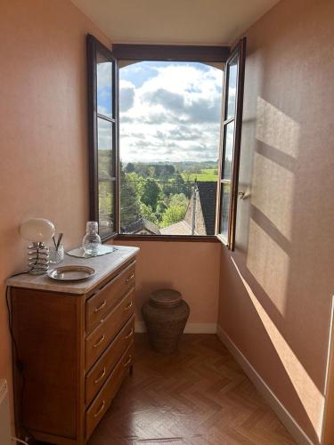 Cette chambre dispose d'une fenêtre et d'une commode avec vue. dans l'établissement La maison du rempart, à Sainte-Sévère-sur-Indre