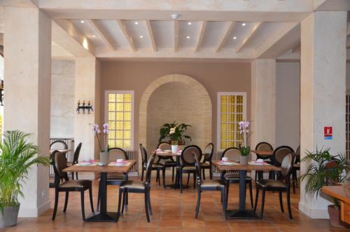 En restaurant eller et andet spisested på Le Castelet des Alpilles