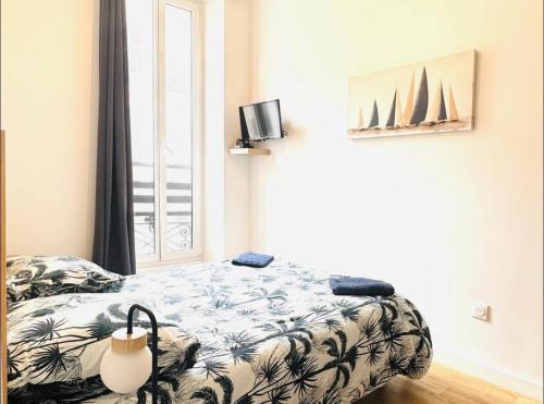 une chambre avec un lit et une fenêtre dans l'établissement Cosy azur au coeur du vieux port, à Marseille
