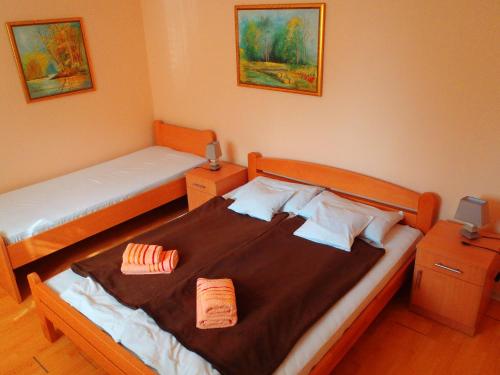 เตียงในห้องที่ Prenoćište Vila Stara Breza