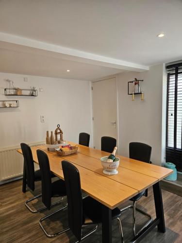 a dining room with a wooden table and chairs at Appartement Falchenberch in Valkenburg