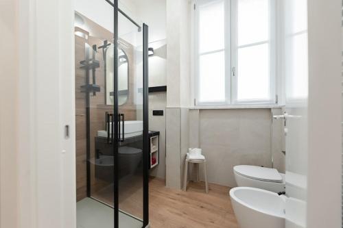 a bathroom with a glass shower and a toilet at Casa Giusy Esclusiva Suite Molinette Torino in Turin