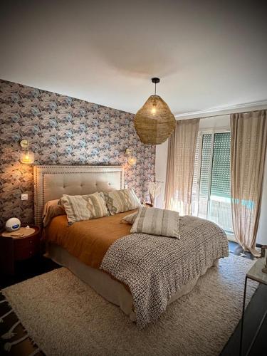 - une chambre avec un lit et une lampe pendant dans l'établissement Luxury spa house - healing, à Tarnès