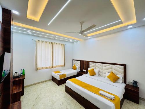 Postel nebo postele na pokoji v ubytování Hotel Ganga Palace - Agra Dasaprakash Restuarant