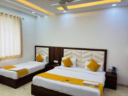 Ένα ή περισσότερα κρεβάτια σε δωμάτιο στο Hotel Ganga Palace - Agra Dasaprakash Restuarant