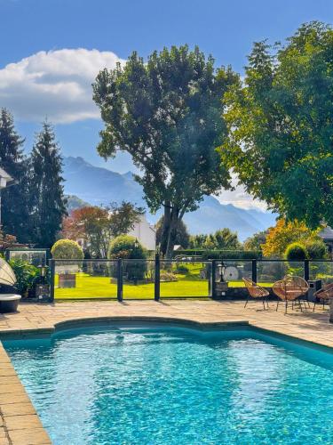 une piscine au milieu d'une cour dans l'établissement Domaine de Monda, à Argelès-Gazost