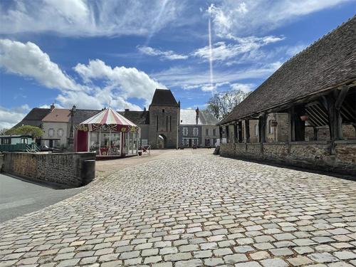 a cobblestone street next to an old building at La maison du rempart in Sainte-Sévère-sur-Indre