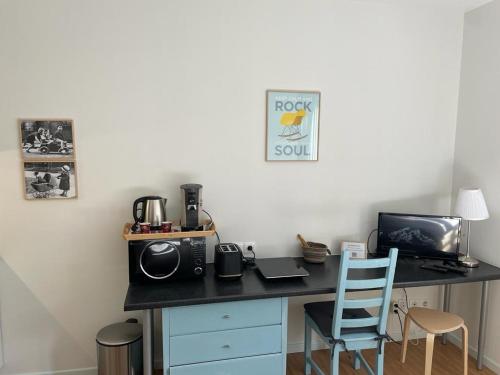 Elle comprend un bureau avec un four micro-ondes et un ordinateur. dans l'établissement Grenier a sel hyper centre magnifique studio, à Reims