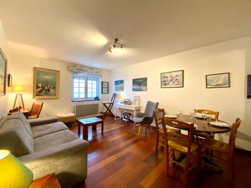 un salon avec un canapé et une table dans l'établissement La Belle Vue - Au pied de la Baie - Tout confort, au Crotoy