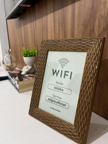 a sign for a wifi sign on a table at Apê Conforto in Brusque